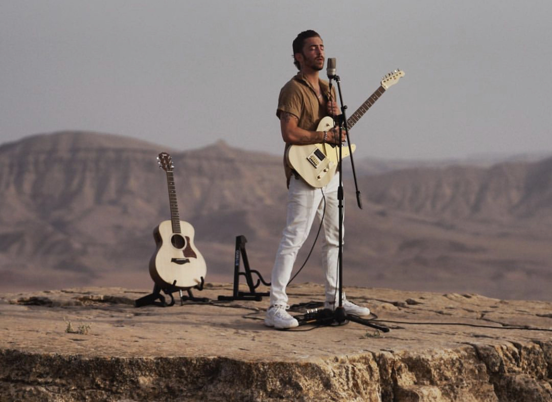 Artist: Dennis LLOYD